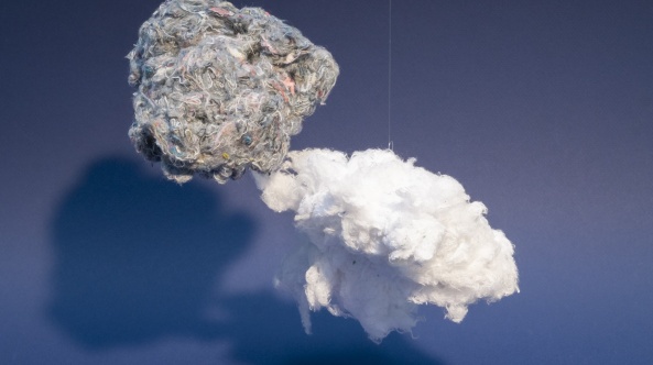 Matière amené à être recyclé sur fond bleu