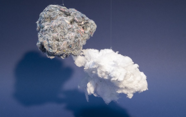 Matière amené à être recyclé sur fond bleu