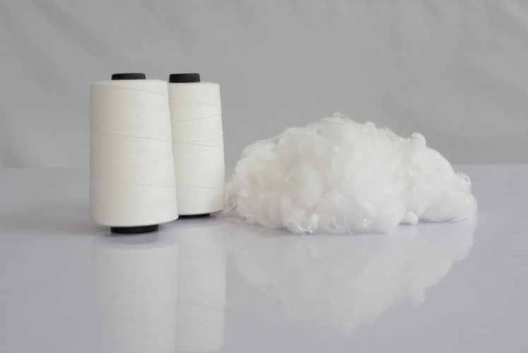 Bobine de fil blanc
